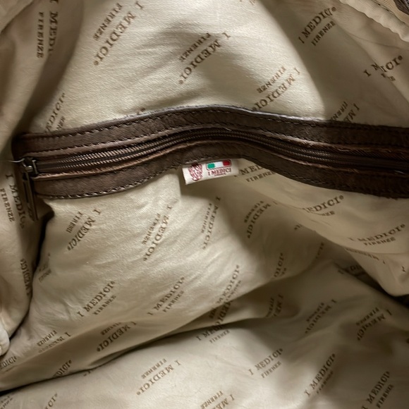 I Medici itilian leather duffle bag with padded handles & detachable crossbody - Picture 11 of 12